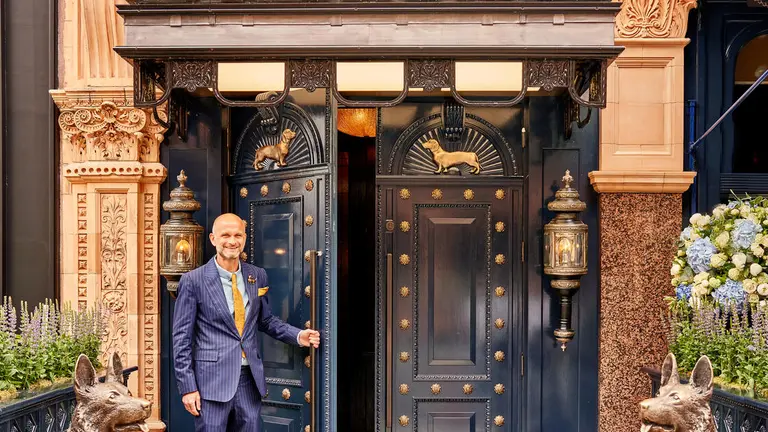 Main entrance George Club 