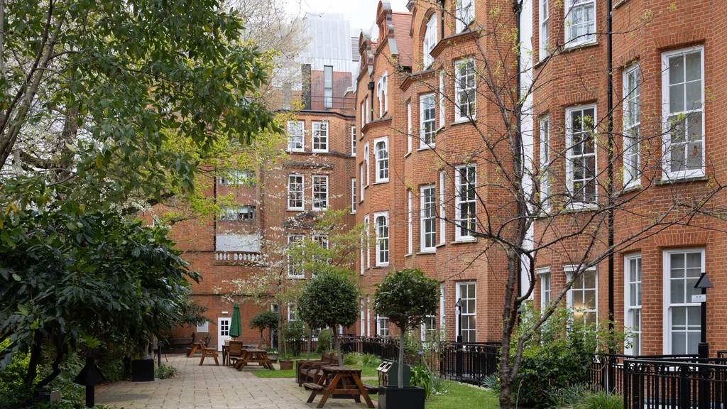 Courtyard of 130 Buckingham Palace Road 