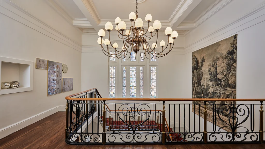 The landing with a chandelier at 25EP