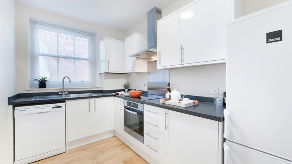 Kitchen of 13 Clarendon Flatsr