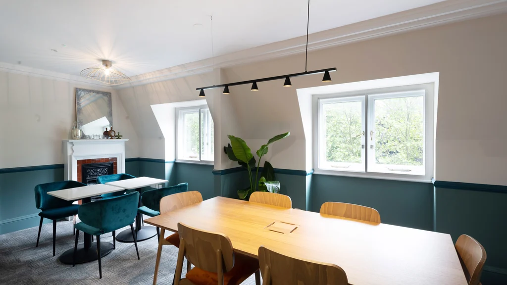 Fourth floor of 130 Buckingham Palace Road