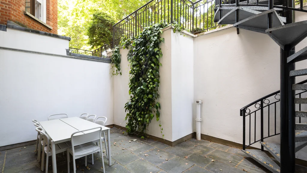 Outdoor yard 