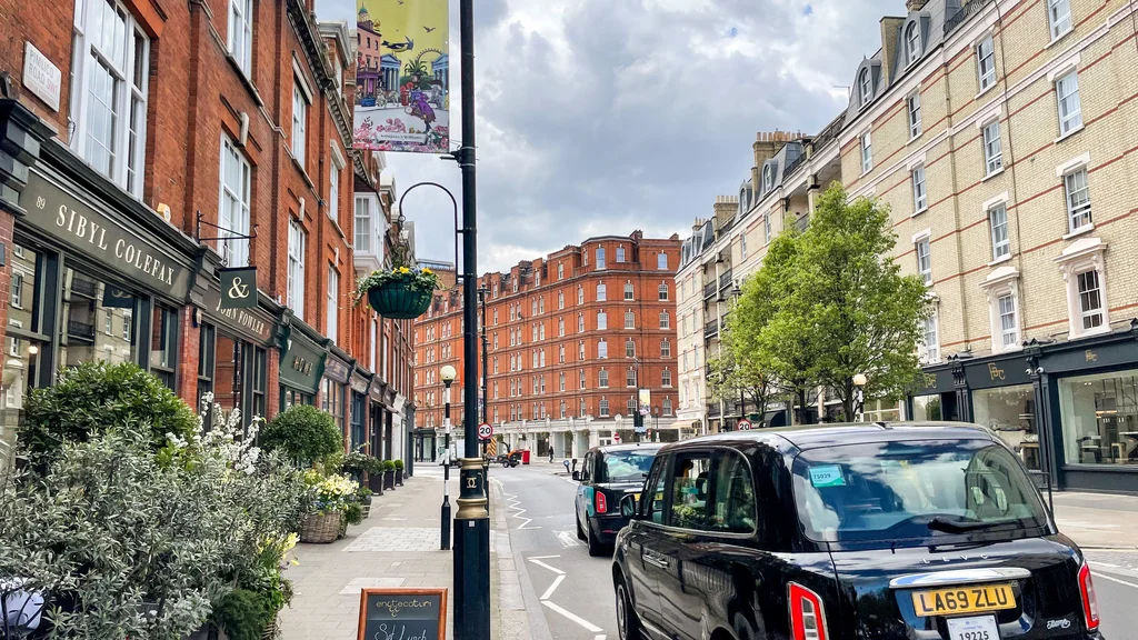 A black cab outside shops on the Pimlico Road