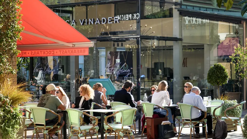 People dining outside 