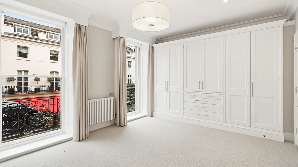 Empty room with a built-in wardrobe 