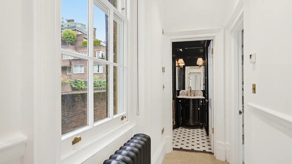 Entrance to bathroom 