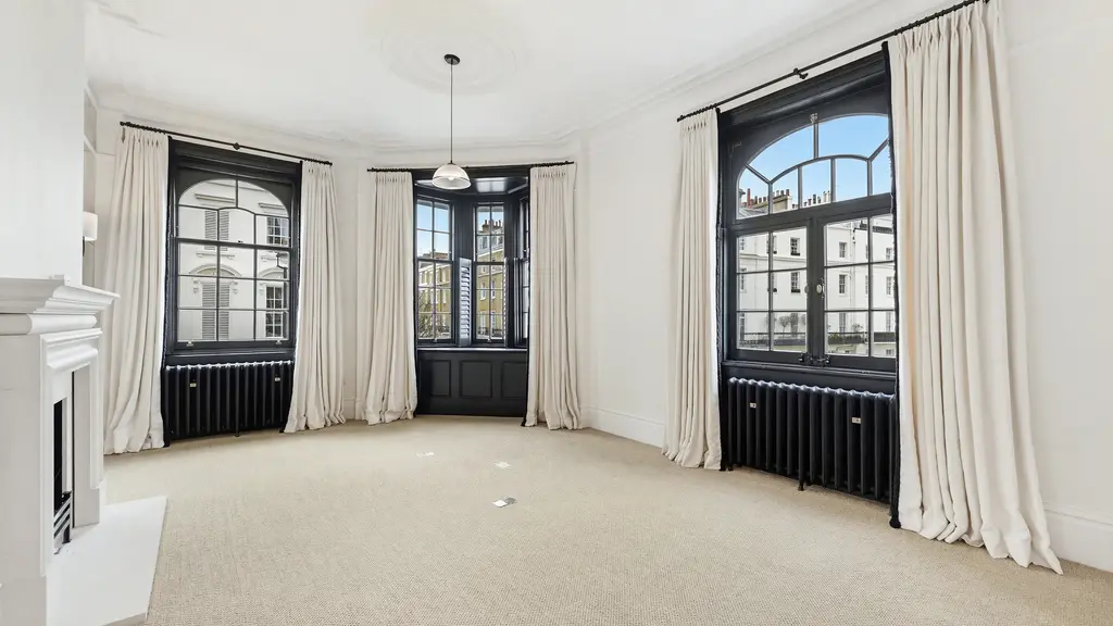 Empty room 