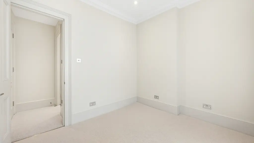Empty room 