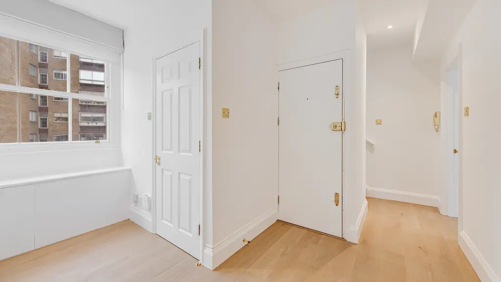 Empty room 