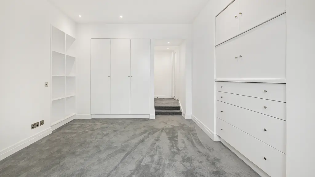 Empty room 