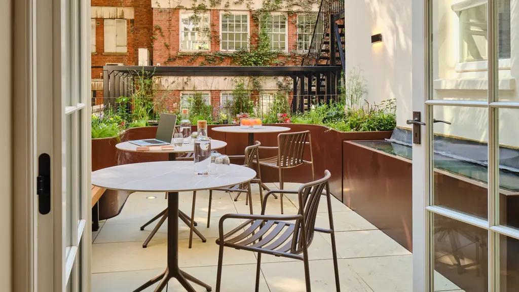 Ground-floor meeting room terrace