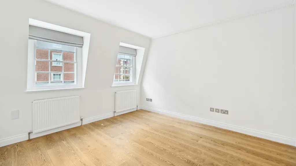 Empty room 