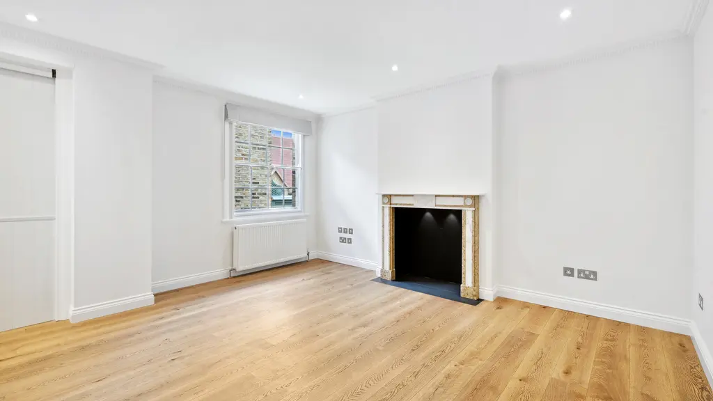Empty room 