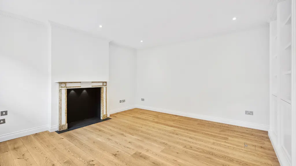 Empty room 
