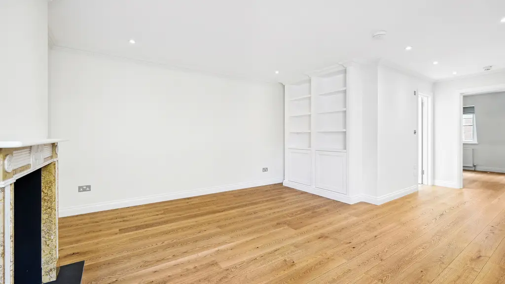 Empty room 