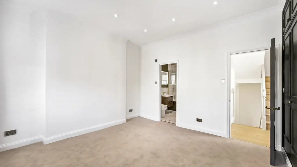 Empty room 