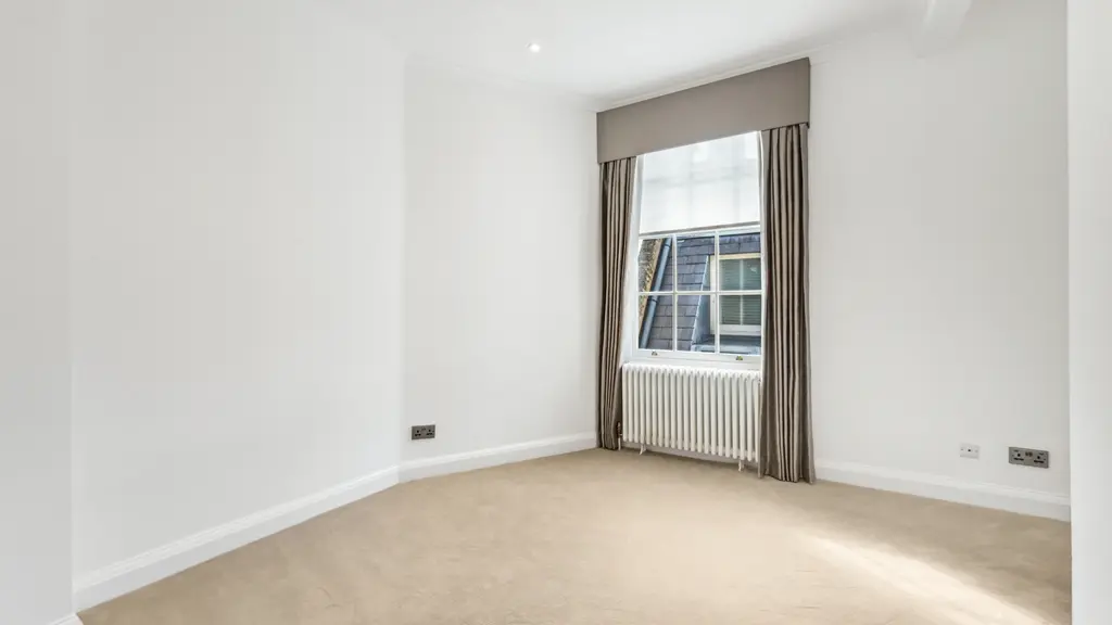 Empty room 