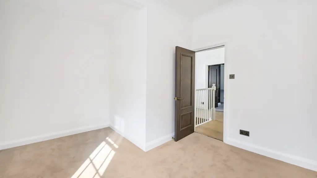 Empty room 