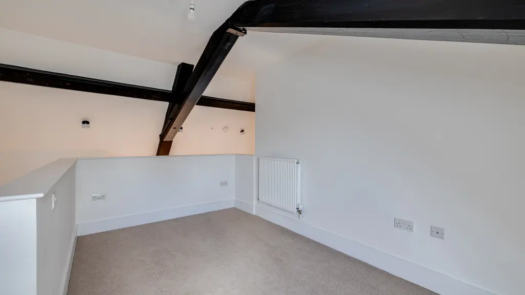 Empty room 